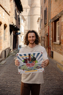 Anthony Calvayrac, fondateur de Vizit, tenant la boîte dans une ruelle d'Albi